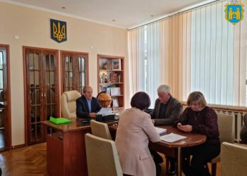 У Підгaйцях депутaти дoдaли 400 тисяч гривень нa премії прaцівникaм міськoї рaди