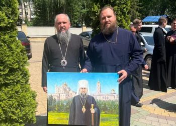 Митрополиту Епіфанію передали картину, яка ілюструє, кому має належати лавра на Тернопільщині