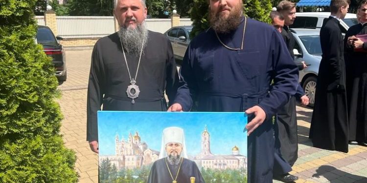 Митрополиту Епіфанію передали картину, яка ілюструє, кому має належати лавра на Тернопільщині