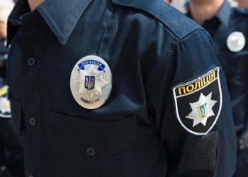 Двоє чоловіків з Тернопільщини побили поліцейського, який проводив у них обшук