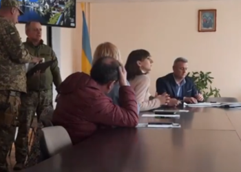 Депутатам селищної ради на Тернопільщині вручили повістки під час сесії