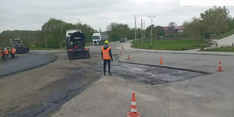 На Тернопільщині відновлюють дорогу: одна з найпроблемніших ділянок області отримала “нове життя”