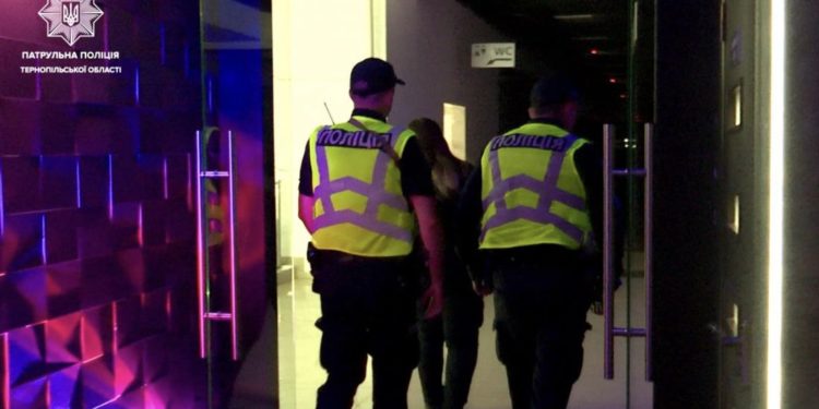 Ігнорування комендантської години: деякі заклади у Тернополі продовжують приймати відвідувачів в заборонений час