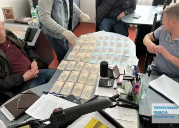 В одній з громад Тернопільщини на хабарі затримали керівника навчального закладу