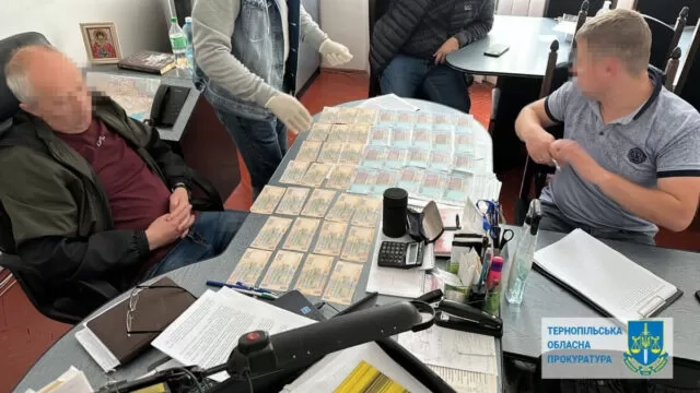 В одній з громад Тернопільщини на хабарі затримали керівника навчального закладу