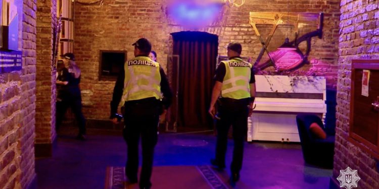 Ігнорування комендантської години: деякі заклади у Тернополі продовжують приймати відвідувачів в заборонений час