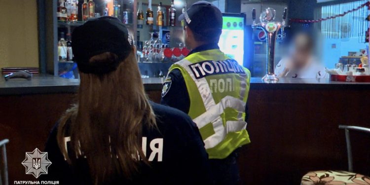 Ігнорування комендантської години: деякі заклади у Тернополі продовжують приймати відвідувачів в заборонений час