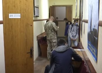 Чи мають право працівники ТЦК вилучати телефони у жителів Тернопільщини, коли забирають їх до “військкоматів”?