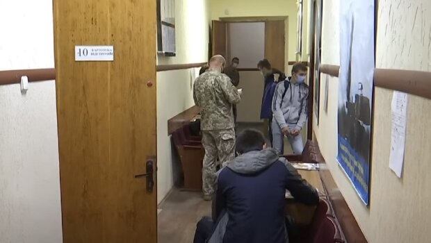 Чи мають право працівники ТЦК вилучати телефони у жителів Тернопільщини, коли забирають їх до “військкоматів”?