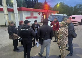 Хитрий працівник фінансової установи на Тернопільщині знайшов спосіб незаконно вивозити призовників за кордон