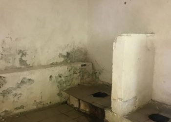 Гігієнічний кошмар у Тернополі: бруд та сморід в громадській вбиральні, яку не ремонтували 60 років