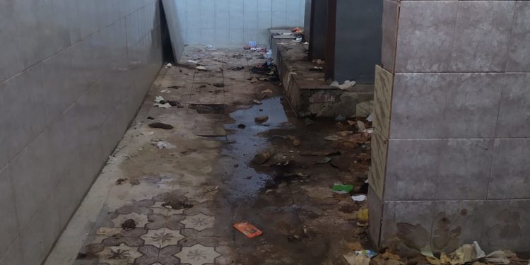 Ганьба для міста на Тернопільщині: громадські туалети біля автовокзалу у Бережанах викликали хвилю обурення