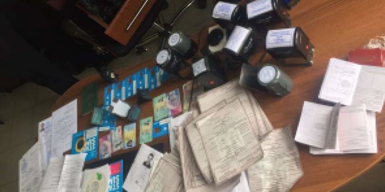 27-річний Тернополянин виробляв фальшиві довідки для нелегального виїзду чоловіків за кордон