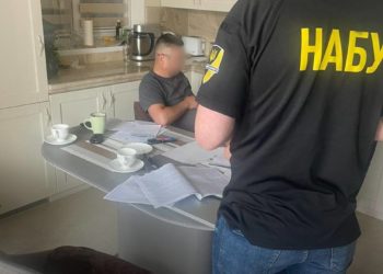 Двох заступників начальника Тернопільської ОВА затримали на хабарі
