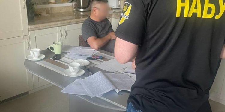 Двох заступників начальника Тернопільської ОВА затримали на хабарі