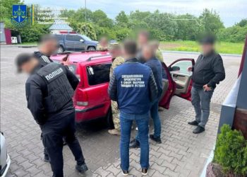 На Тернопільщині затримали хабарника: працівник “військкомату” вимагав 500 доларів у фермера
