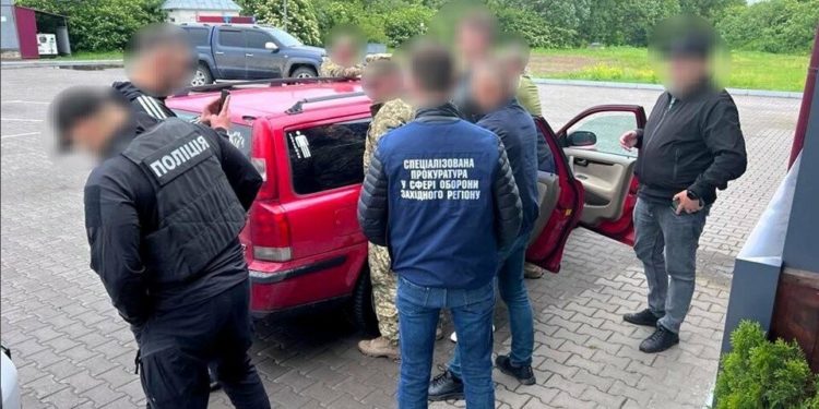 На Тернопільщині затримали хабарника: працівник “військкомату” вимагав 500 доларів у фермера