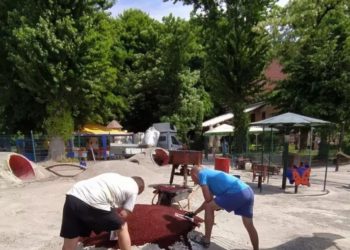 У Тернополі за пів мільйона гривень оновили дитячий майданчик