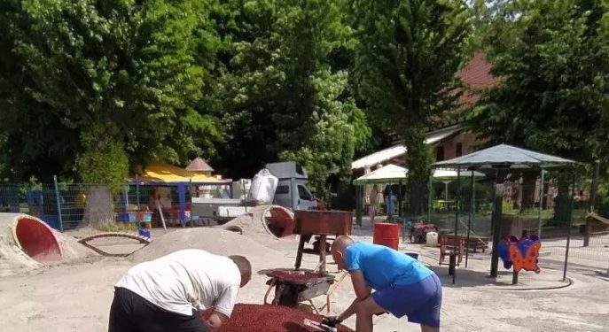 У Тернополі за пів мільйона гривень оновили дитячий майданчик