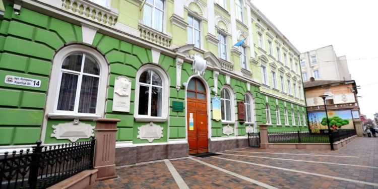 Батьки та учні протестують проти об’єднання Української гімназії ім. І. Франка та Технічного ліцею Тернополя