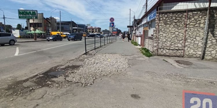 Тернополяни обурені станом тротуару навпроти Автовокзалу