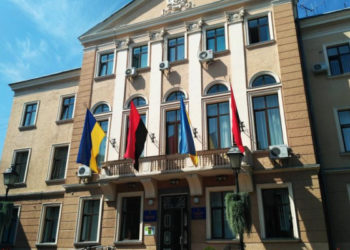 Міська рада Тернополя закупила понад пів сотні светрів, які коштують майже 100 тисяч гривень