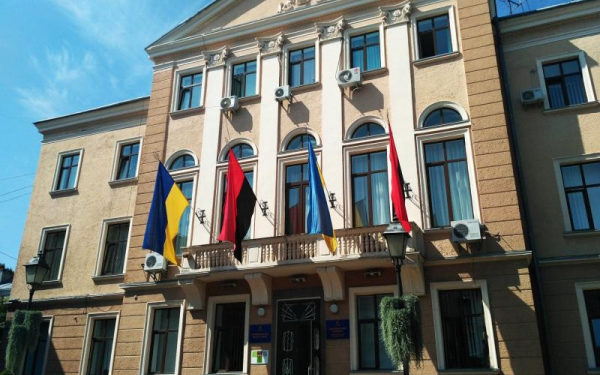 Міська рада Тернополя закупила понад пів сотні светрів, які коштують майже 100 тисяч гривень