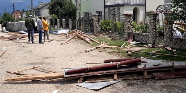 Через негоду у Збаражі пошкоджено 27 приватних будівель