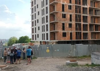 “Люди вклали кошти в будинок, а роботи не ведуться”: будівельний скандал в Тернополі