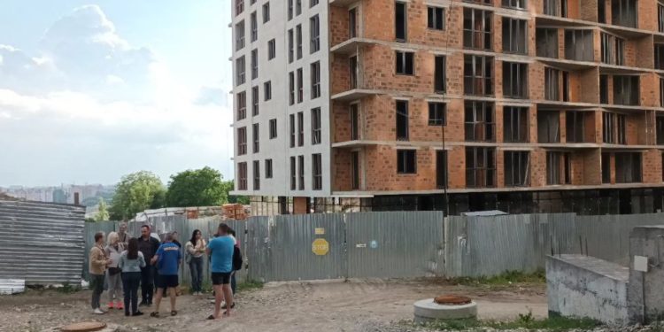 “Люди вклали кошти в будинок, а роботи не ведуться”: будівельний скандал в Тернополі