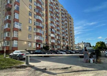 Хуліган у камуфляжі пошкодив вісім автівок у Тернополі