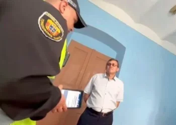 Під столом – пляшки горілки: директора школи на Тернопільщині покарали за пиятику