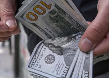 Жбурляв гроші в патрульних та хотів домовитися: на Тернопільщині п’яний водій намагався дати хабаря правоохоронцям