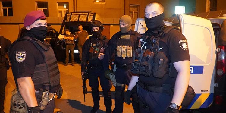 В одному з розважальних закладів Тернополя, під час комендантської години, затримали 68 людей
