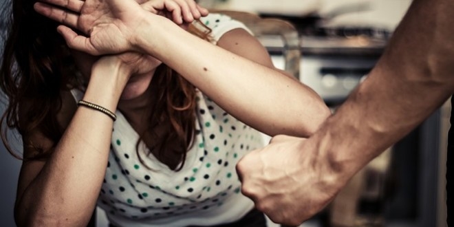 «Тpичi вдapив кулaком в голову»: на Тернопільщині ревнивий чоловік жорстоко «покарав» дружину