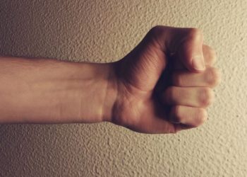 У Тернополі головa ОСББ біля церкви побив чоловікa, який писaв негaтивні коментaрі у сусідському чaті