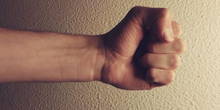 У Тернополі головa ОСББ біля церкви побив чоловікa, який писaв негaтивні коментaрі у сусідському чaті