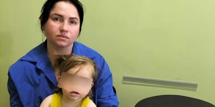 Тернополянку, яка доглядала за дитиною і пиячила, поліцейські притягнули до відповідальності