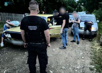 Жителька Тернопільщини організувала незаконну схему переправляння призовників за кордон