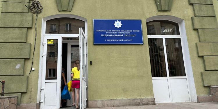 Протести у Тернополі: учні гімназії з плакатами вийшли до влади
