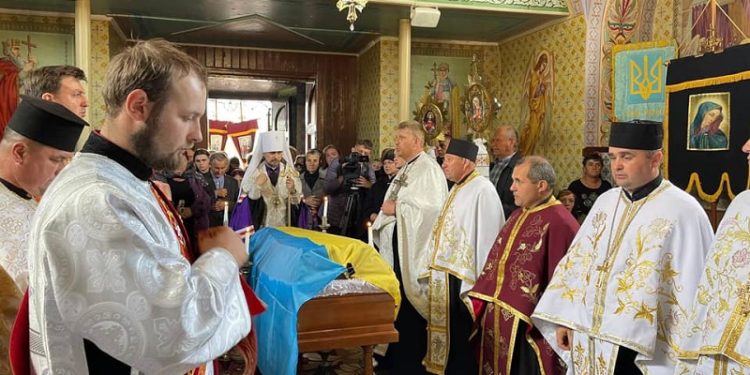 У Тернополі провели в останню путь полеглого під Бахмутом священника Романа Скіру