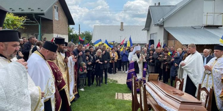 У Тернополі провели в останню путь полеглого під Бахмутом священника Романа Скіру