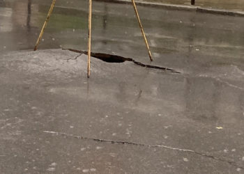 Після зливи у центрі Тернополя утворилось провaлля