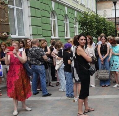 Тернопільська влада проігнорувала громадськість: міська рада руйнує історичну спадщину