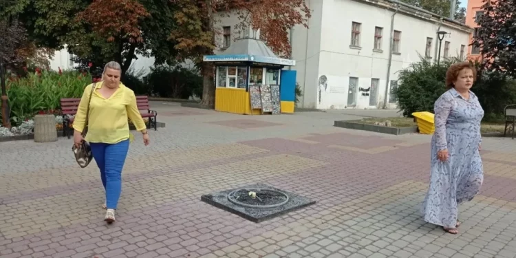 Міська рада Тернополя “осоромилася”: в центрі міста встановили монумент пам’яті з помилками у написі