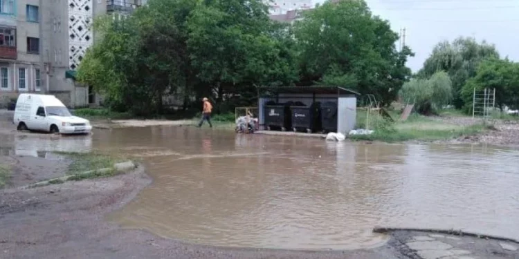 У Тернополі знову затопило вулицю, де міська рада вже декілька років не може добудувати дощовий колектор