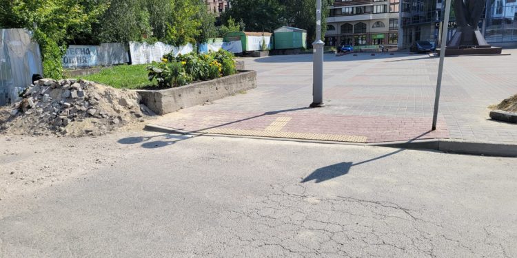 Міська рада забула про інклюзію: тернополяни протестують проти “халатного” ремонту тротуару