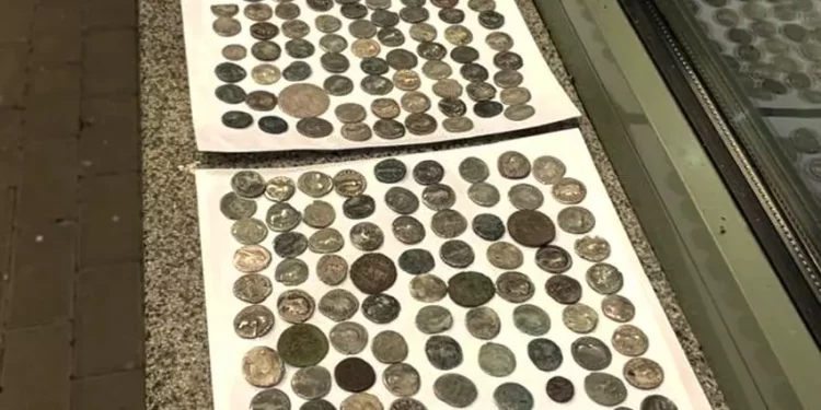 СБУ Тернопільщини затримало двох чоловіків, які намагалися незаконно вивезти за кордон культурні цінності