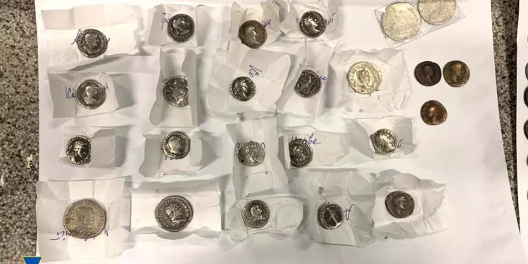 СБУ Тернопільщини затримало двох чоловіків, які намагалися незаконно вивезти за кордон культурні цінності