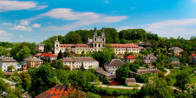 725 тисяч за пів року: мер міста на Тернопільщині виплачує собі та двом заступникам “захмарну” зарплатню